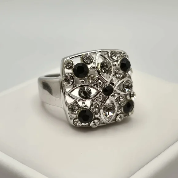 ✨2/$10✨ Silver and Black Gemstone Ring Size 8 - Picture 7 of 9